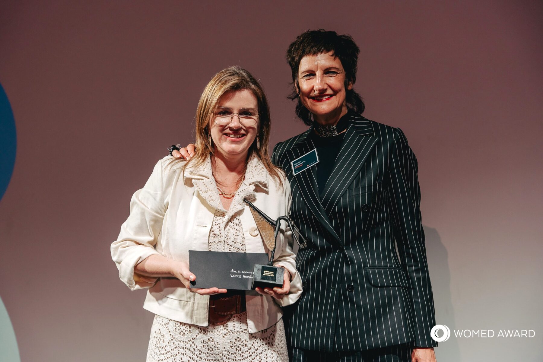 Filrouge overhandigt de WOMED Award winnares 2023 een waardebon voor een damespak op maat tijdens prestigieus event in Brussel op 15.05.2024.